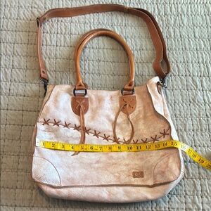 Bedstu cream/tan leather purse.
